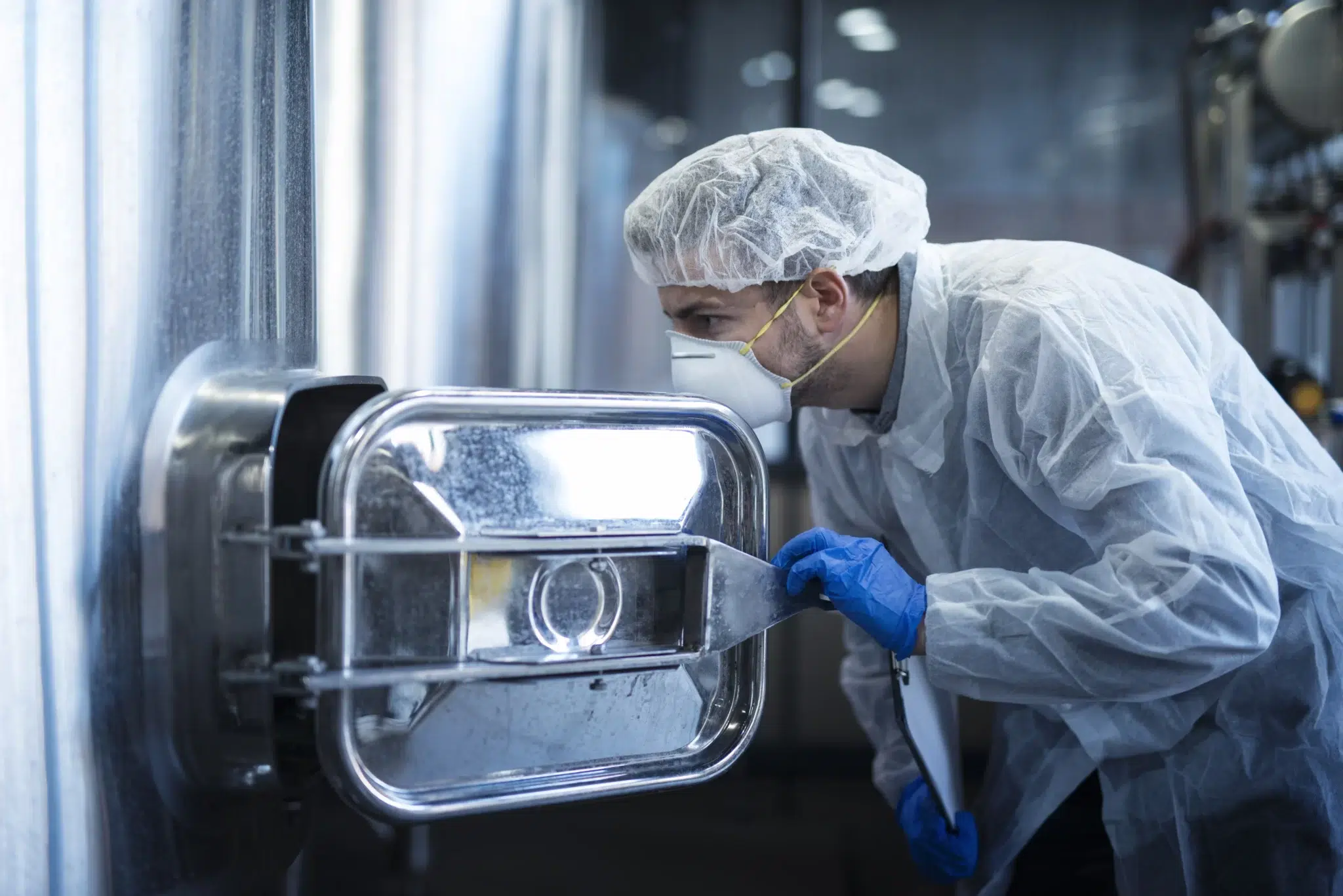 Personne qui contrôle l'hygiène dans l'industrie