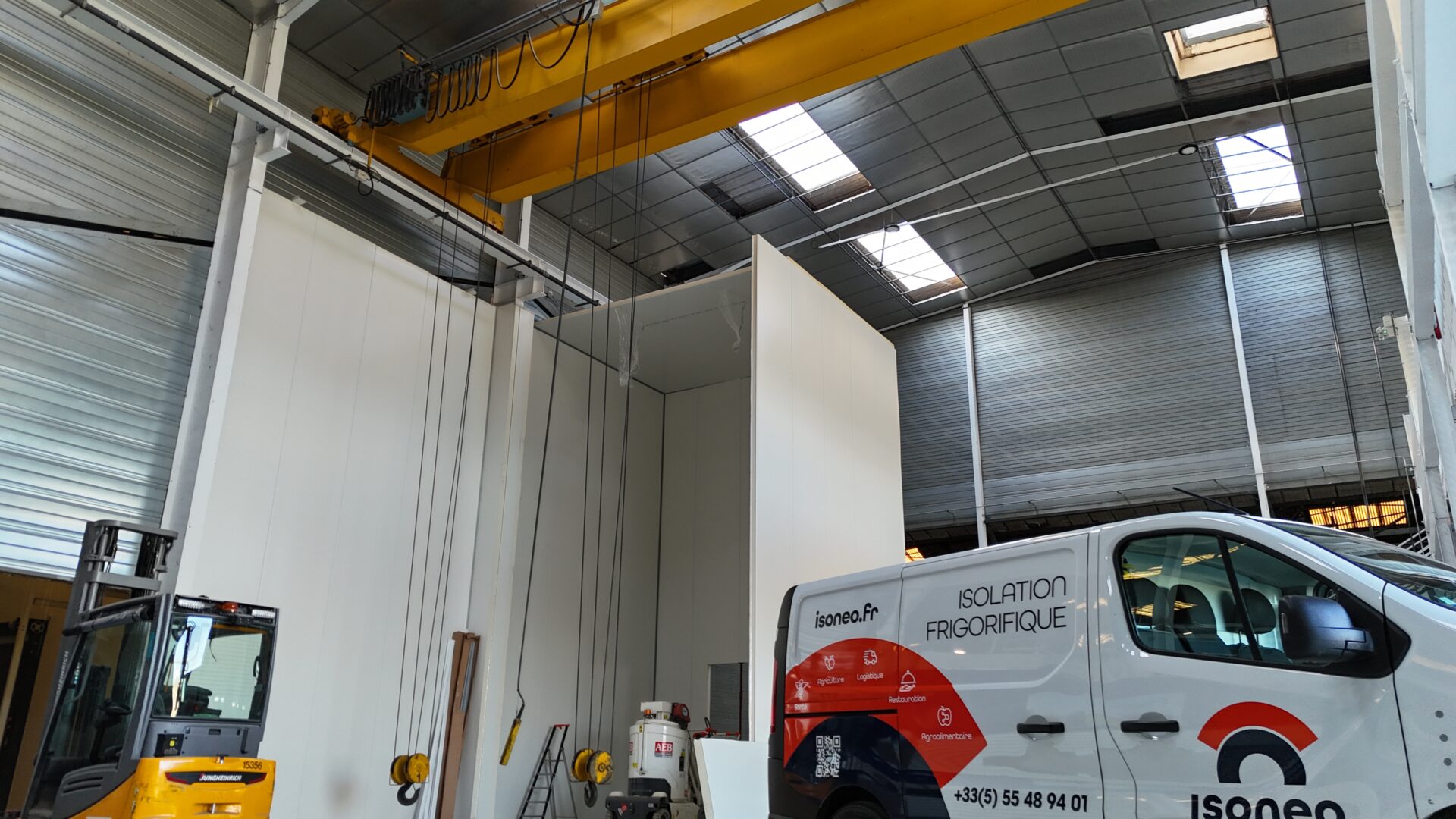 Montage d'une enceinte en panneaux sandwich isothermes sur un chantier d'ISONEO